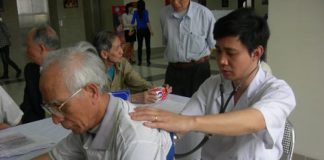 Cẩn trọng với bệnh viêm phổi ở người già khi giao mùa